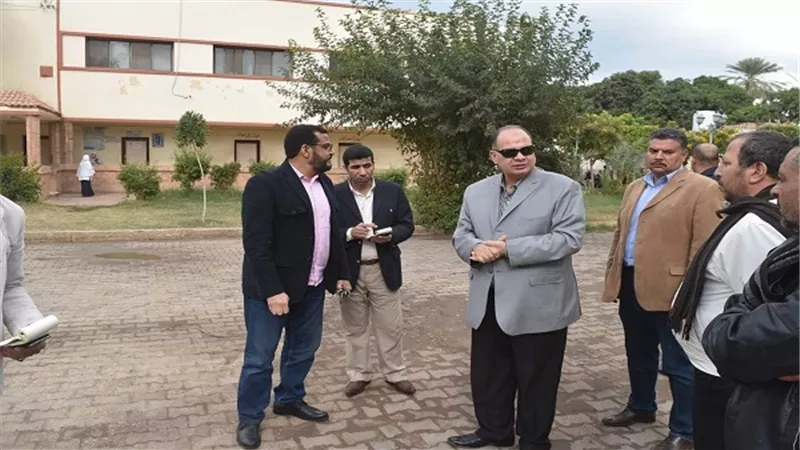 محافظ الفيوم يفاجئ مستشفي فيديمين المركزي ويشدد على انتظام العمل