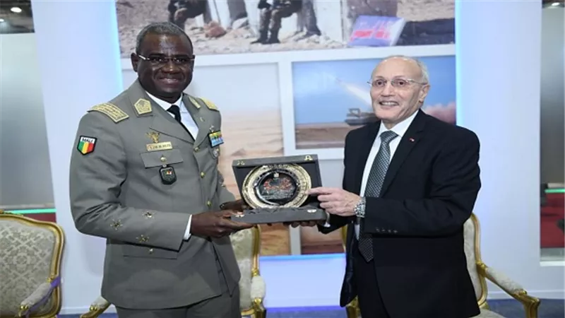 العصار يستقبل رئيس أركان الجيش لدولة 