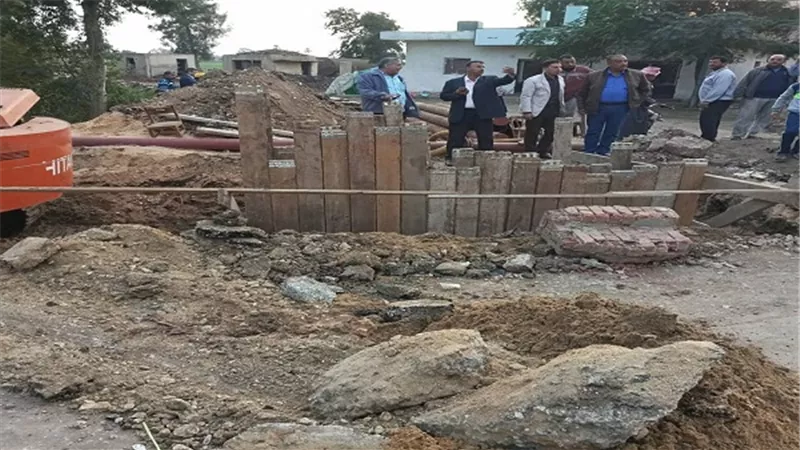 بالصور.. أهالي بالدقهلية يناشدون المسئولين لحل مشكلة غلق الطريق الرئيسى  