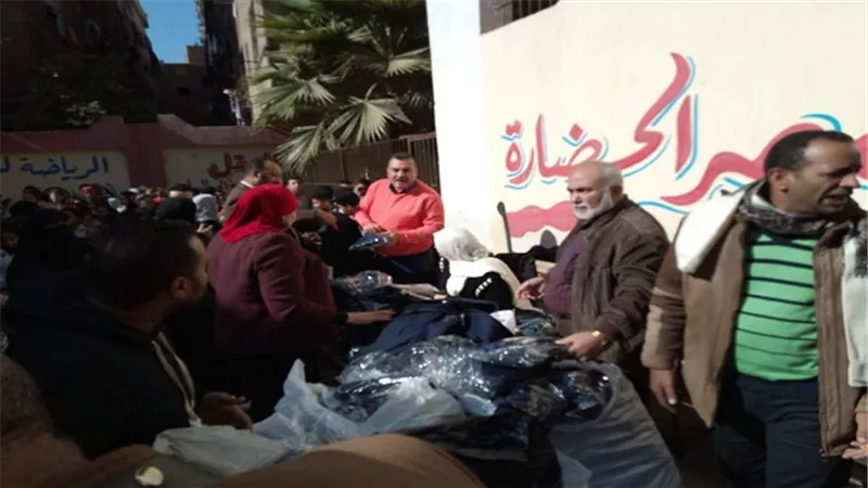 حب الوطن بالجيزة يوزيع ملابس الشتاء على طلاب مدارس بولاق