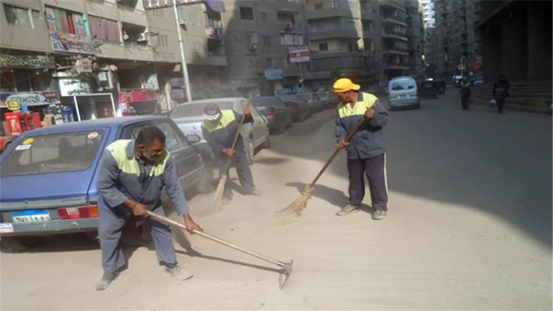 حملة نظافة واسعة بشوارع حى العمرانية  