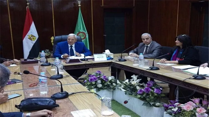 محافظ الدقهلية: يبحث بعض المشروعات الجديدة ويحرص على ازالة المعوقات أمام المستثمرين