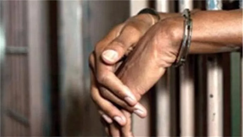 حبس عاطل تعدى على موظف بسلاح أبيض بالبساتين
