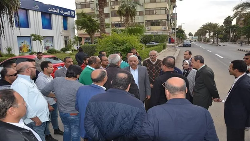 محافظ السويس يتابع أعمال رفع التراكمات  بمنطقة حوض الدرس