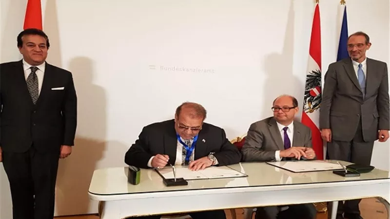 حسن راتب يوقع مذكرة تفاهم بفيينا بين جامعة العاصمة الجديدة وجامعة ميدول النمساوية فى حضور الرئيس السيسي ومستشار النمسا