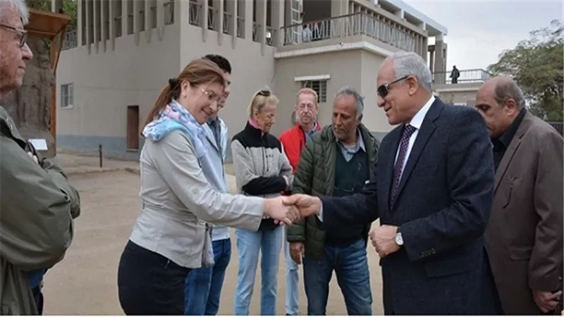 محافظ الجيزة يلتقى بالوفود السياحية بمتحف ميت رهينة