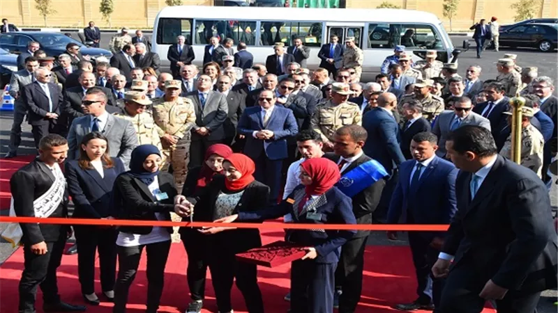 الرئيس السيسي يفتتح عدد من المشروعات فى مجال الزراعات المحمية بالعاشر من رمضان