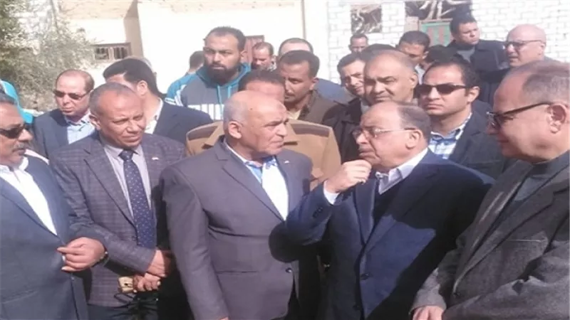 وزير التنمية المحلية يصافح أهالي شهداء بورسعيد وينقل تحيات الرئيس لهم