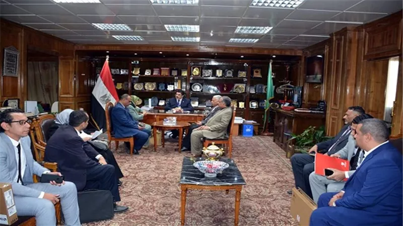 محافظ القليوبية يستلم تطبيق إليكتروني جديد للتعرف على الخطة الإستثمارية وموقف المشروعات 