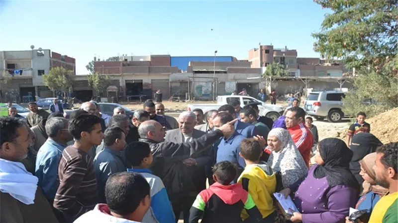 محافظ السويس يكلف سكرتير المحافظة بارسال سيارات كسح المياة لمنطقة البطراوى