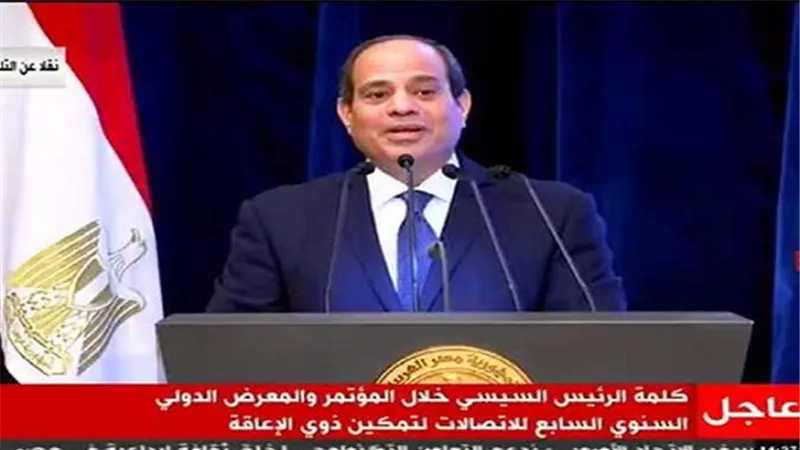 مشاعر حب وعاطفة متدفقة من قبل الرئيس السيسي لاثنين من الأطفال