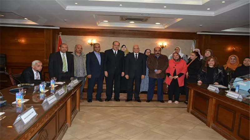 محافظ الجيزة يكرم 56 موظفاً من المحالين للمعاش 