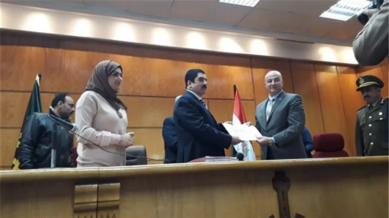 محافظ القليوبية يكرم عزت محروس وكيل وزارة الشباب والرياضة السابق بالمحافظة