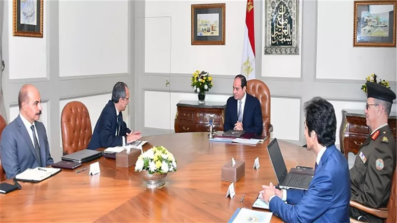 الرئيس السيسي يجتمع مع وزير الاتصالات ومدير إدارة النظم والمعلومات للقوات المسلحة