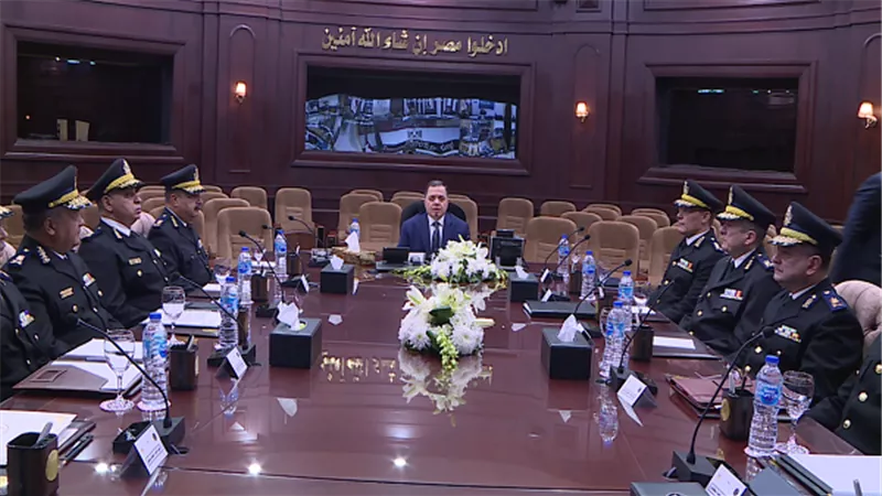 وزير الداخلية يبحث إستراتيجية العمل الأمنى لتأمين إحتفالات العام الميلادى الجديد