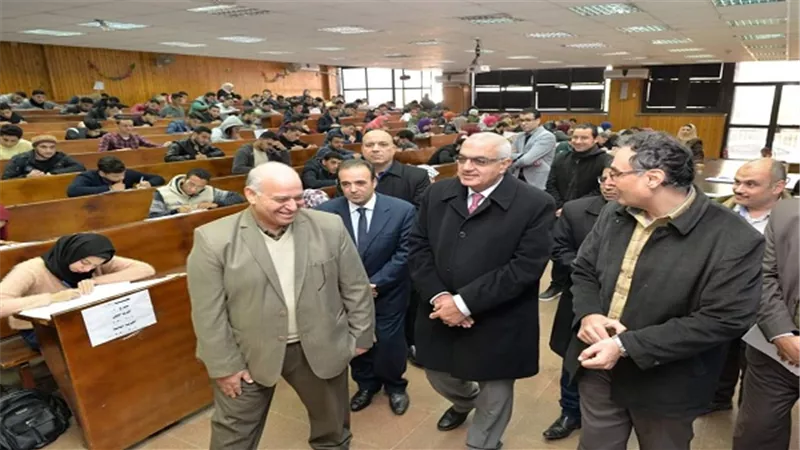 رئيس جامعة المنصورة يتفقد لجان امتحانات النصف الأول من العام الدراسى بكليات الصيدلة والزراعة والحاسبات والمعلومات 