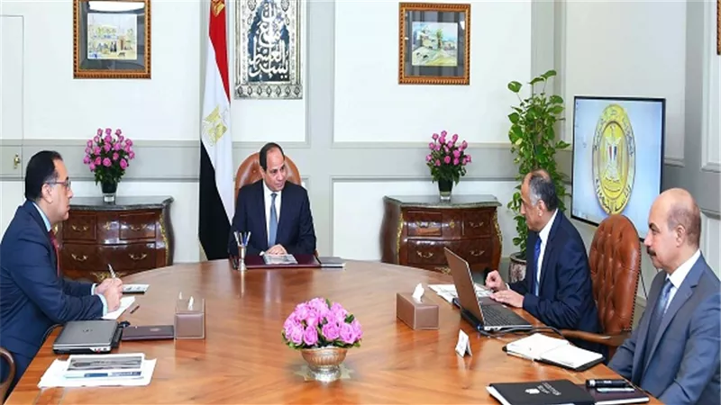 الرئيس السيسي يجتمع مع رئيس الوزراء ومحافظ البنك المركزي