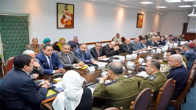 محافظ القليوبية يناقش إستعدادات المحافظة للتدريب العملي المشترك لمجابهة الأزمات والكوارث 