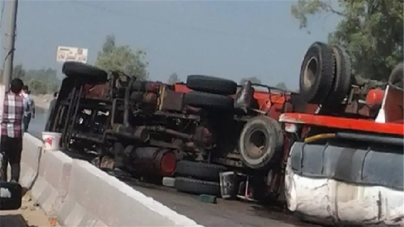 إنقلاب شاحنة نقل بطريق المحلة - طنطا