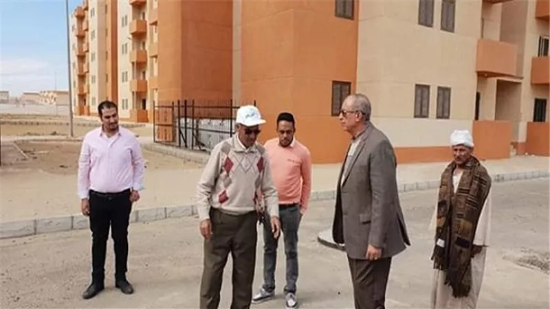 محافظ البحر الأحمر يتابع استكمال  تزويد وحدات مساكن الروضة بالاثاث 