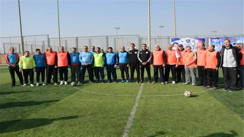 وزيرا الشباب والطيران يقودان فريقي مباراة كرة قدم في اليوم الرياضي