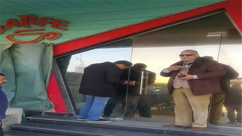 غلق وتشميع كافية ومطعم مخالف بشارع الخمسين  بزهراء المعادى 