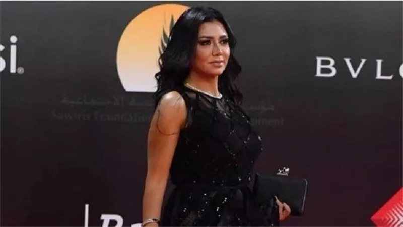 على طريقة رانيا يوسف| فنانة ترتدي شهيرة فستان عاري