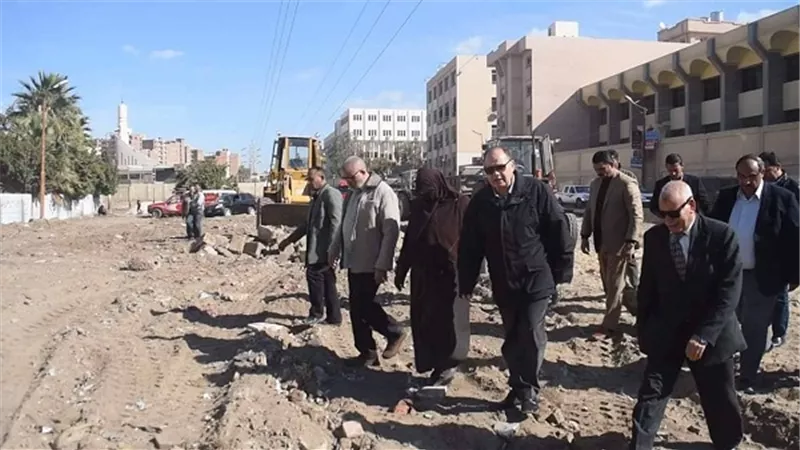 بالصور.. محافظ الفيوم يتفقد أعمال الرصف والتشجير ورفع الإشغالات بحي غرب