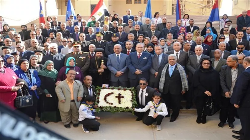 بالصور.. محافظ السويس وقيادات الجيش فى زيارة لـ 