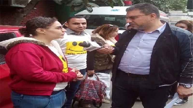 بالصور.. عمرو الليثي يلتقي صاحبة مبادرة 