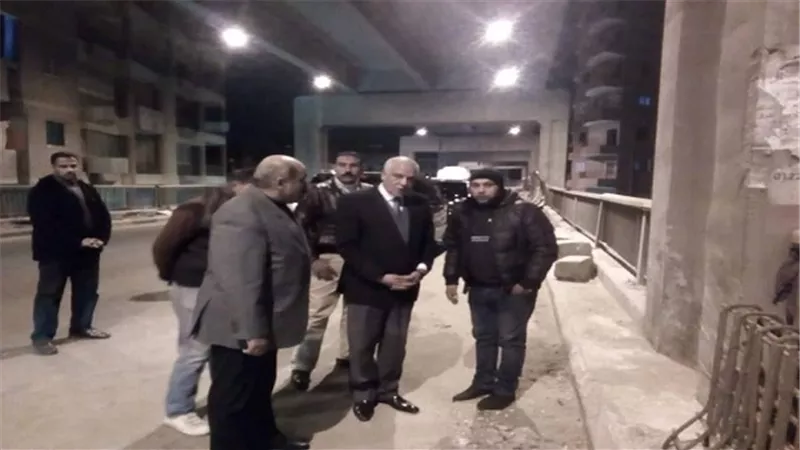محافظ الجيزة يقضى مع العمال الوردية المسائية بمحور صفط اللبن