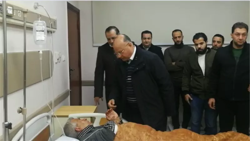 محافظ القاهرة يزور مصابى الشرطة الذين أصيبوا فى انفجار عزبة الهجانة 