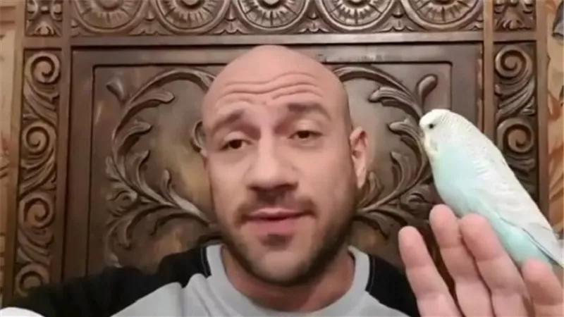 شاهد.. أحمد مكي يفاجئ جمهوره بـ
