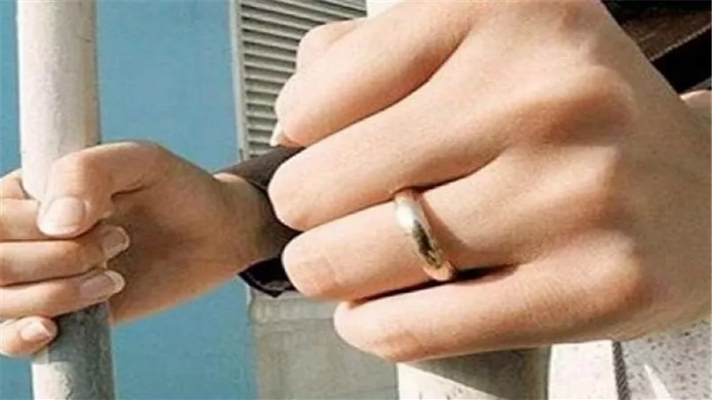 حجز ربة منزل 24 ساعة لجمعها بين زوجين بمنشأة ناصر