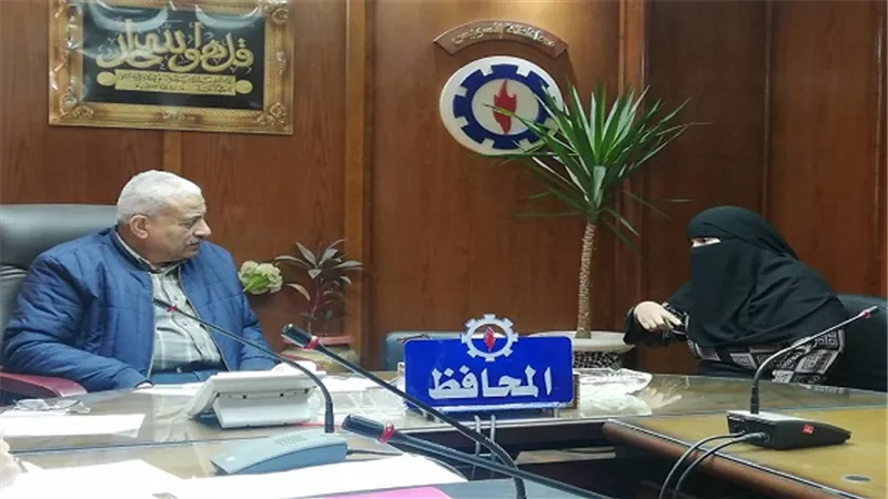 بالصور.. محافظ السويس يستمع لهموم 22 مواطناً في اللقاء الجماهيري الـ 15