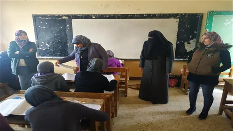 وكيل تعليم السويس تتابع  تتابع امتحانات النقل بمدارس القطاع الريفي