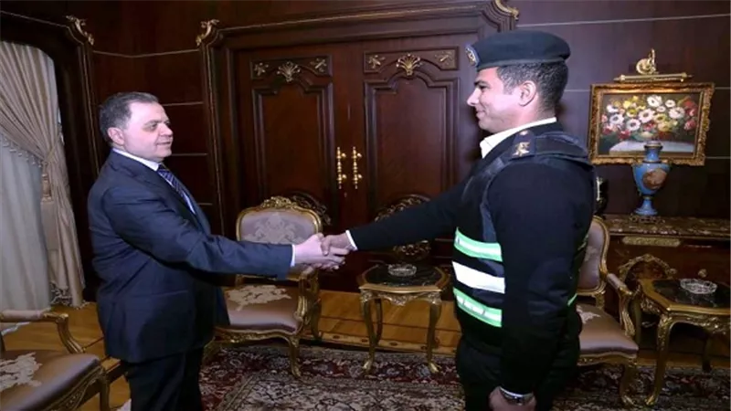 وزير الداخلية يكرم ضباط الإدارة العامة لمرور الجيزة