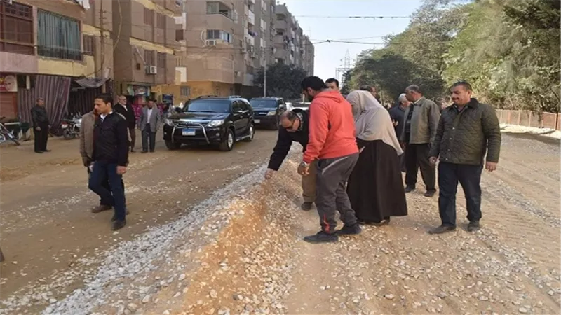 بالصور.. جولة ميدانية لمحافظ الفيوم لتفقد أعمال الرصف وصيانة الطرق