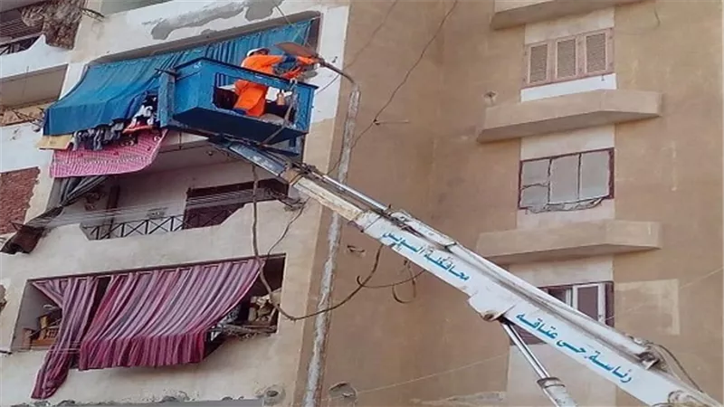 بتوجيهات محافظ السويس.. مد كابلات كهربائية وحملات نظافة بحي عتاقة