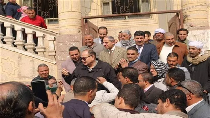 محافظ الفيوم يقوم بجولة ميدانية بقرية سنهور القبلية ويعقد لقاءً بالمواطنين