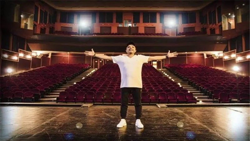 محمد هنيدي يُعيد الروح للمسرح بـ 