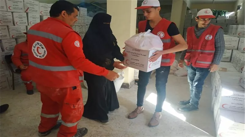بالصور.. متطوعي الهلال الأحمر يوزعون مساعدات غذائية على العائلات المتضررة بشمال سيناء