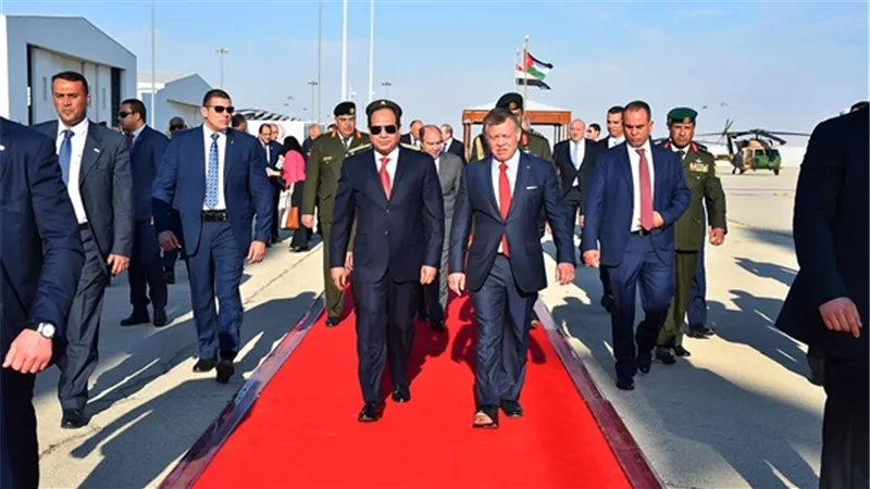 الرئيس السيسي يصل العاصمة الأردنية عمان ويعقد جلسة مباحثات ثنائية