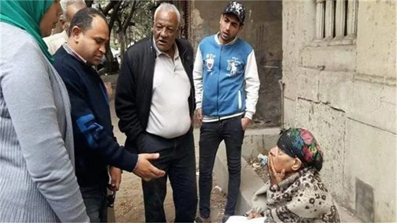 محافظ الجيزة يوجه ببحث حالة سيدة مسنة تفترش ميدان الجيزة