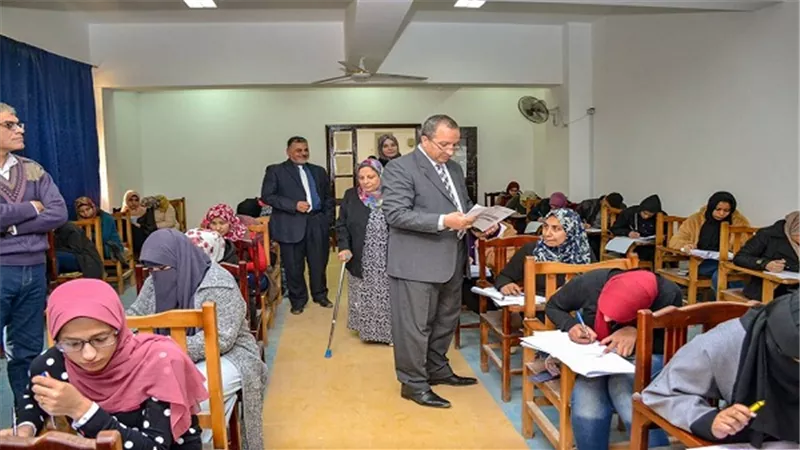 رئيس جامعة السويس يتابع سير الامتحانات بكلية الثروة السمكية