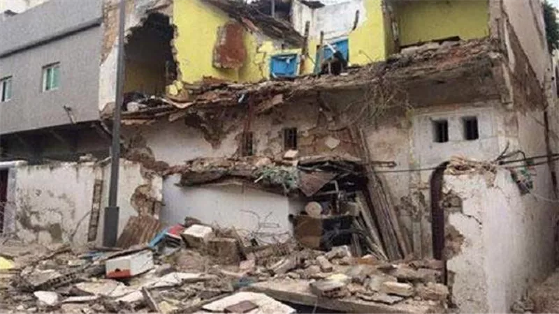 سقوط أجزاء من عقار بسبب شدة الرياح فى الإسكندرية