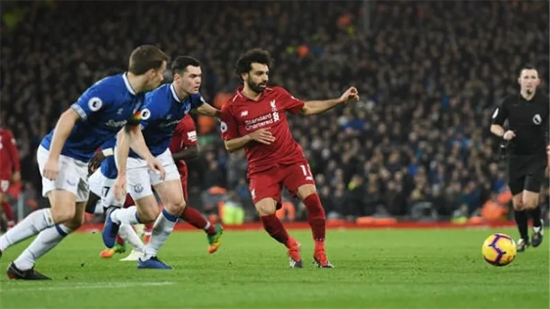 قائد ليفربول يتجاهل محمد صلاح