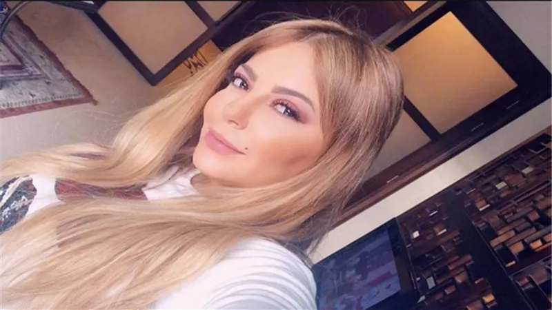 فنانة عربية شهيرة تتحدى الشتاء بـ