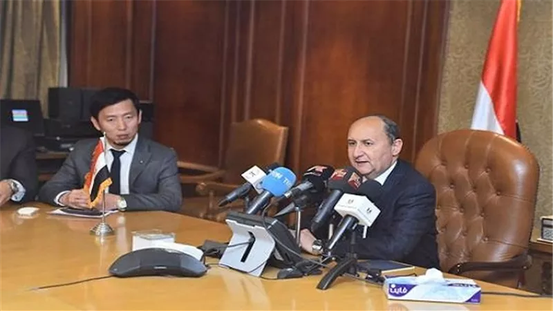 وزير التجارة والصناعة يعلن بدء انشاء أكبر مدينة لصناعة المنسوجات والملابس 