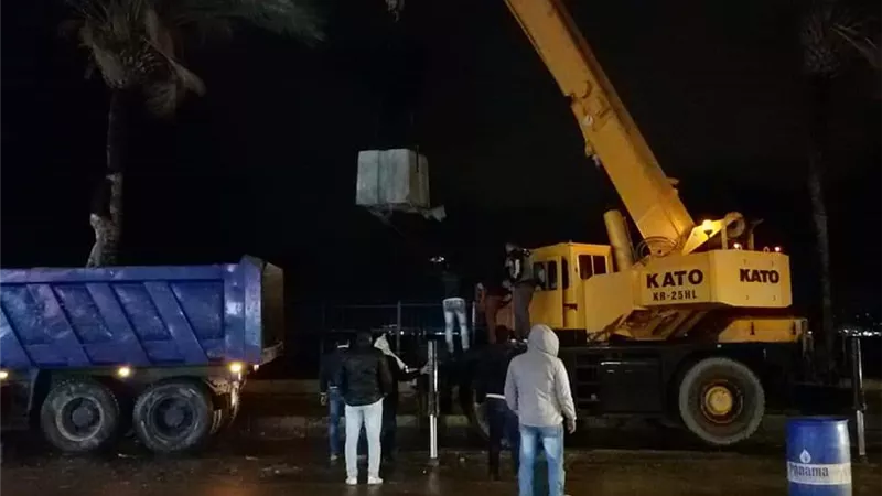 حماية الشواطئ تدفع بـ 300 طن كتل خرسانية لحماية كورنيش الإسكندرية